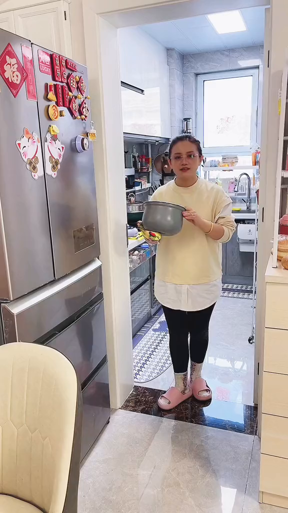 有电饭煲就会做,懒人蛋糕,不用烤箱也能在家做。电饭煲蛋