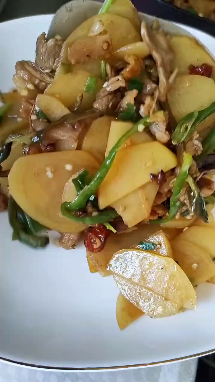 家常菜五花肉烧土豆片,孩子特别爱,好吃肉又香又解馋