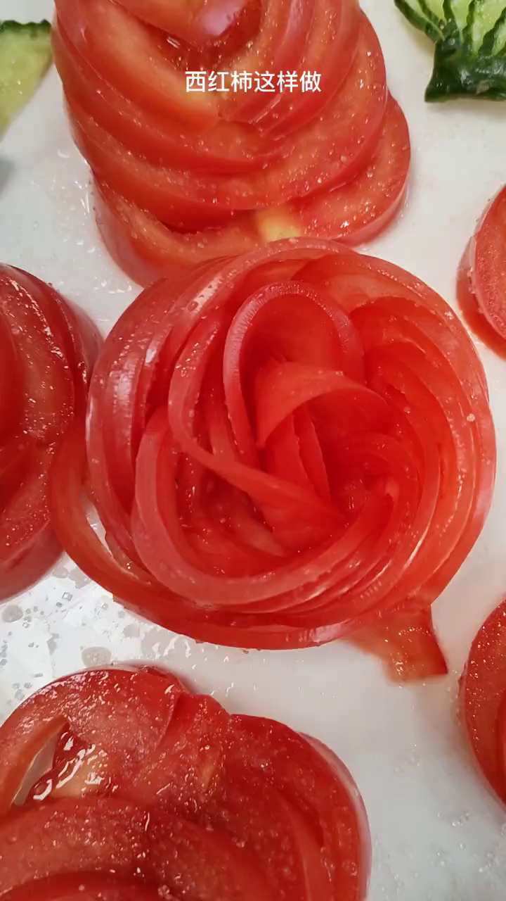 西红柿凉拌,这样摆盘上桌有档次