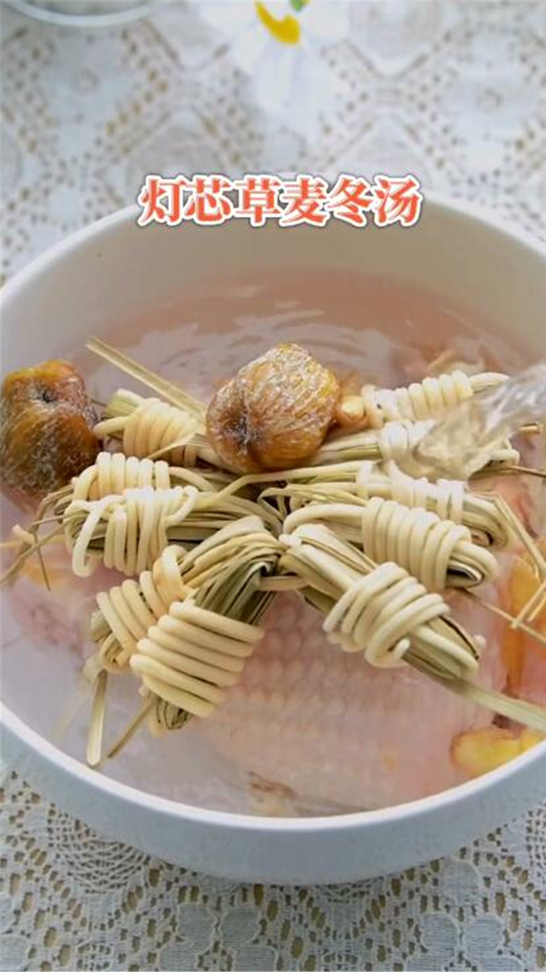祛心火降燥热,宝宝睡觉哭闹,睡不踏实容易醒,赶紧试试这碗“灯芯草麦冬瘦肉汤”安神