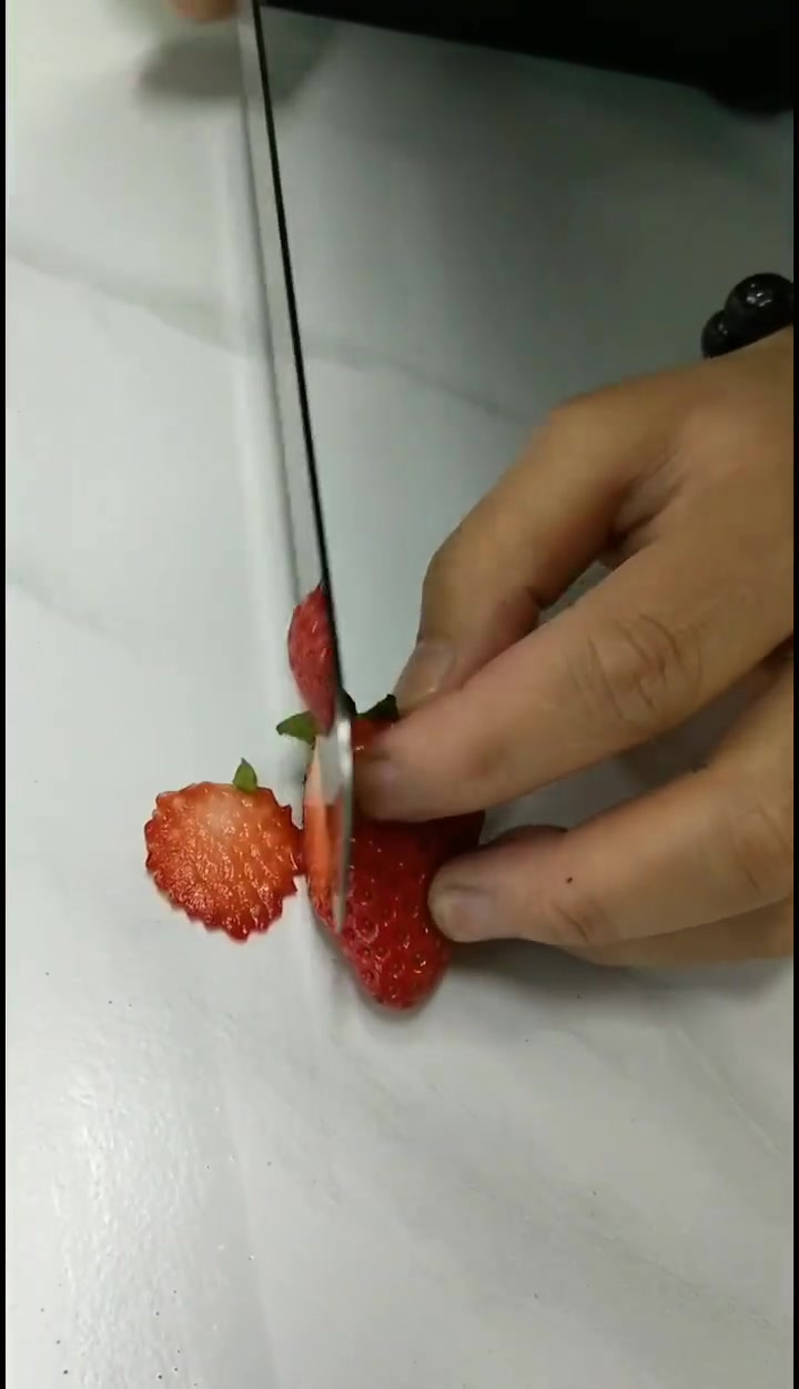 草莓水果切法,水果蛋糕装饰不要太好看啦