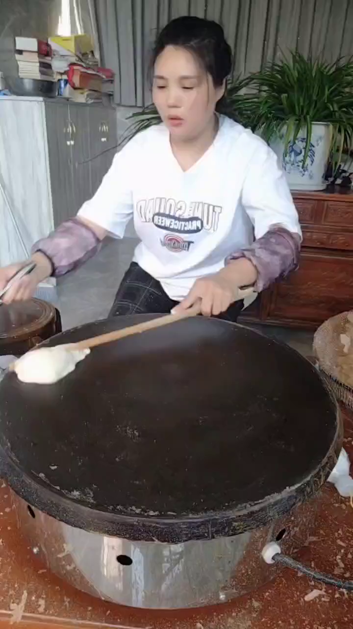 家乡特产铁鏊子手工大煎饼又黄又香,太好吃了