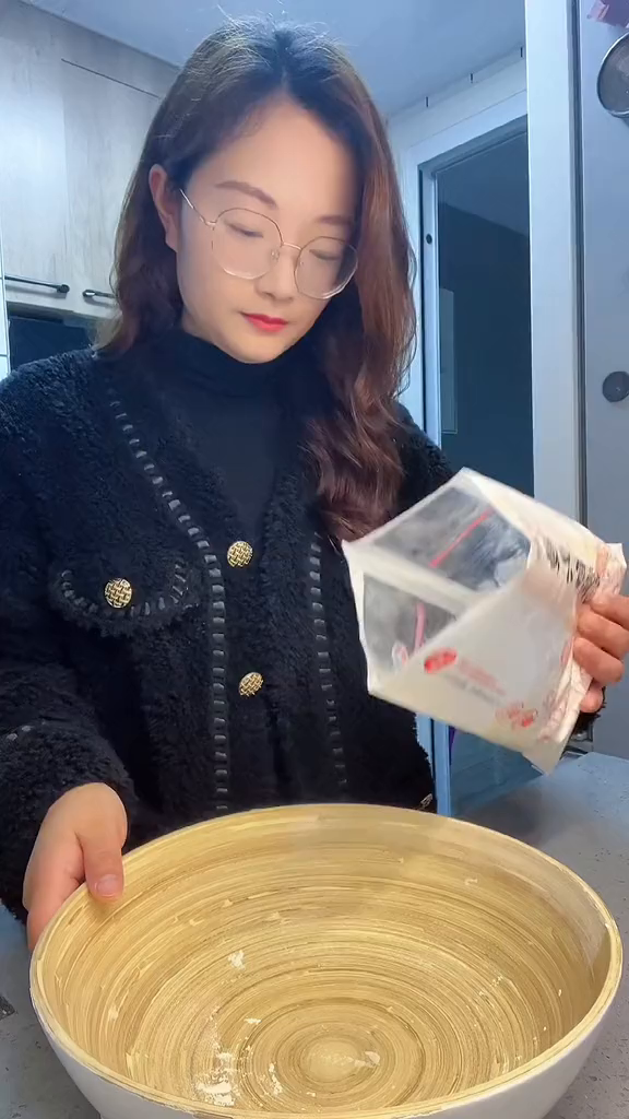 今日早餐金黄酥脆的生煎包搭配水果牛奶,儿童美食早餐包子