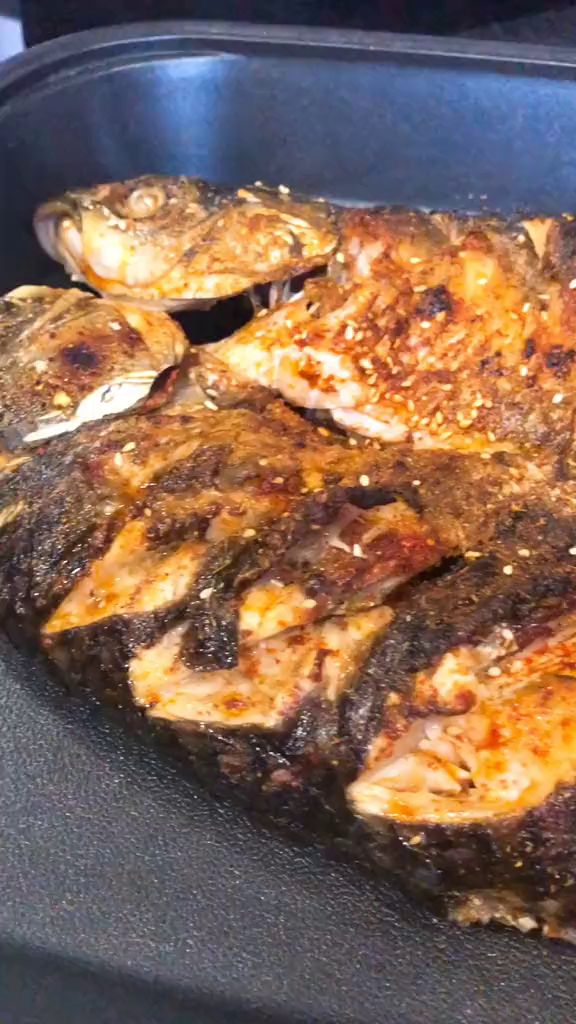 万州烤鱼配方:豆鼓10克、盐3克、鸡精15克、烤鱼老料100克、料酒30克、香红油200克