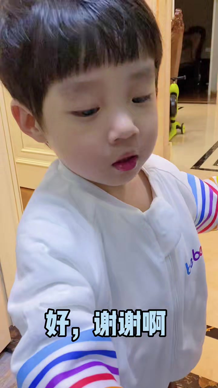 叫小七帮我拿纸巾,故意把巧克力擦在他手上