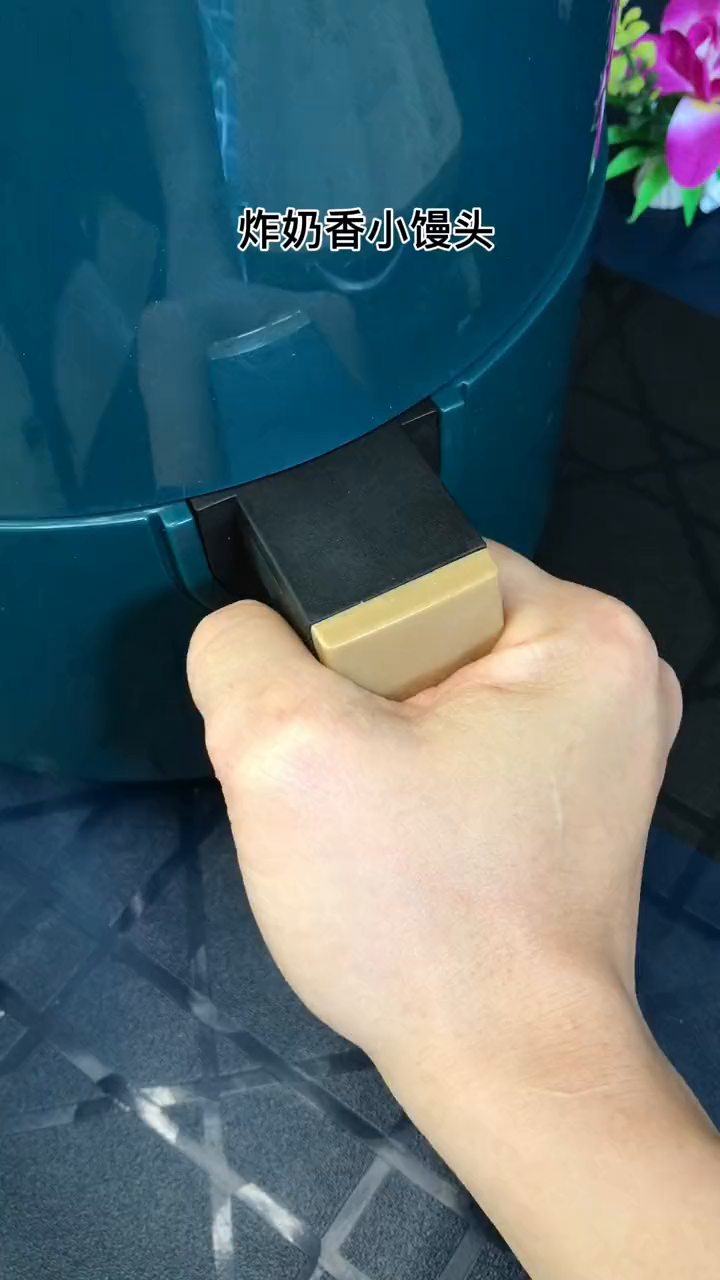 第三十二炸只要一点油就能烤出金黄酥脆的奶香馒头,沾点炼乳