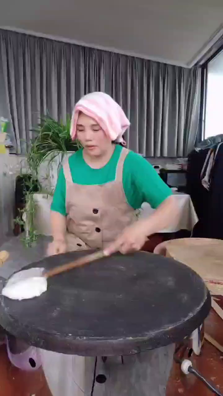 家乡特产手工煎饼,烙出来煎饼满鏊子黄,又香又软