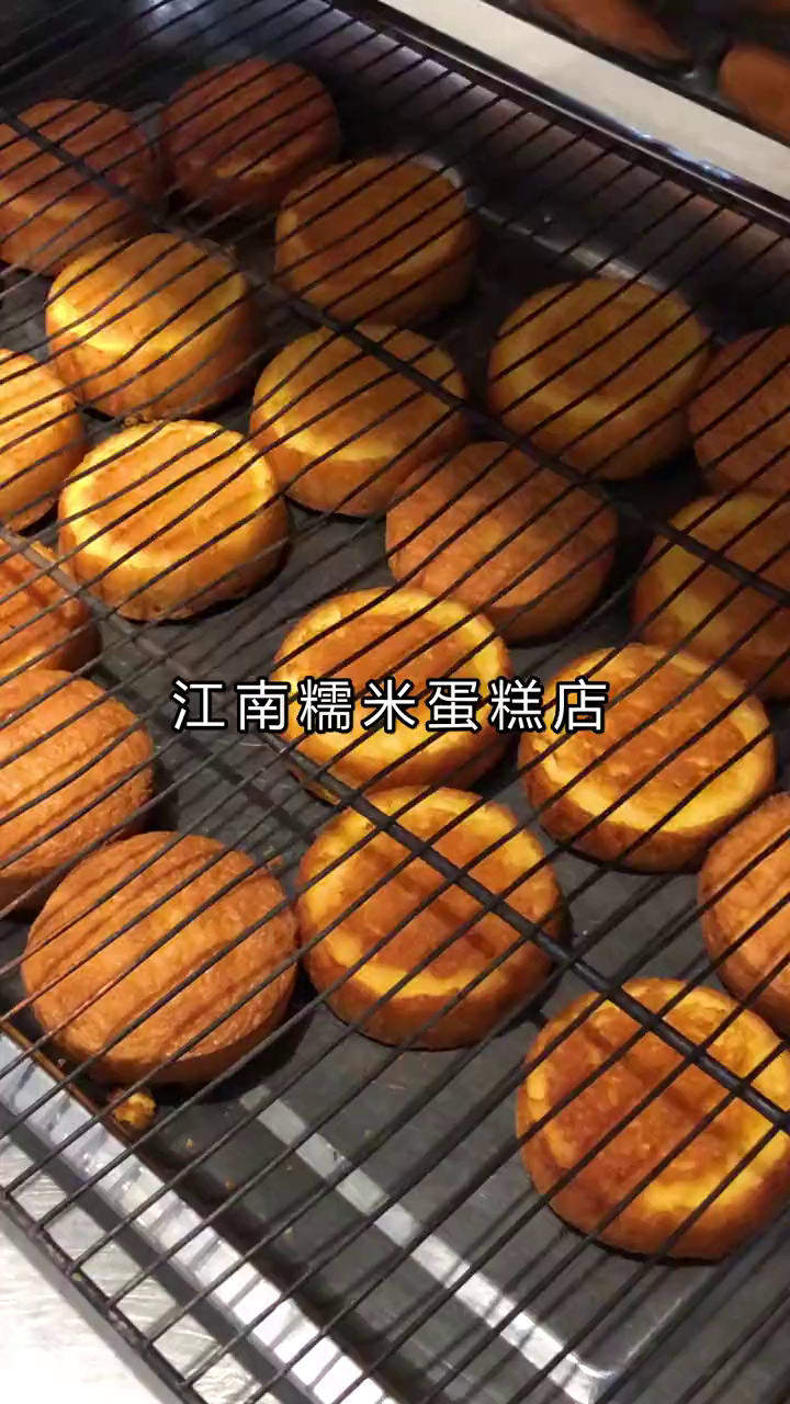 小料20克、泡打粉6克、生粉100克、白糖350克、蛋糕油25克