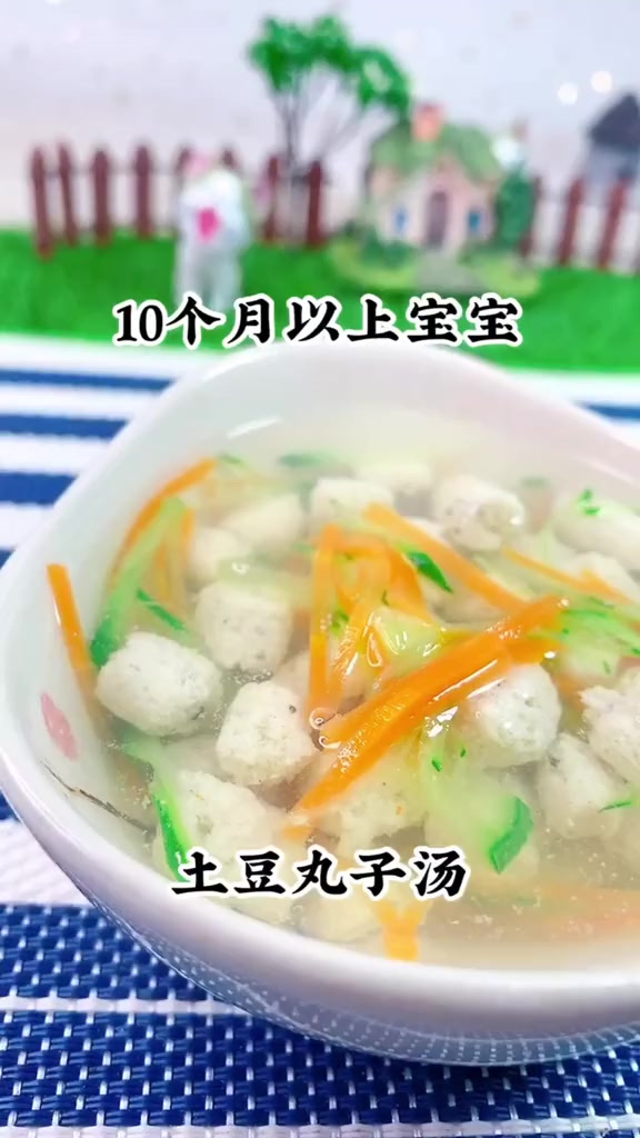 今天教妈妈们用富含蛋白质的鸡肉和土豆做圆乎乎的小丸子,做法超级简单