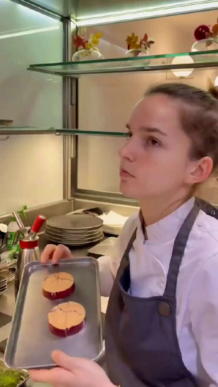 法餐厅小姐姐正在摆盘红酒鹅肝配烤鳗鱼