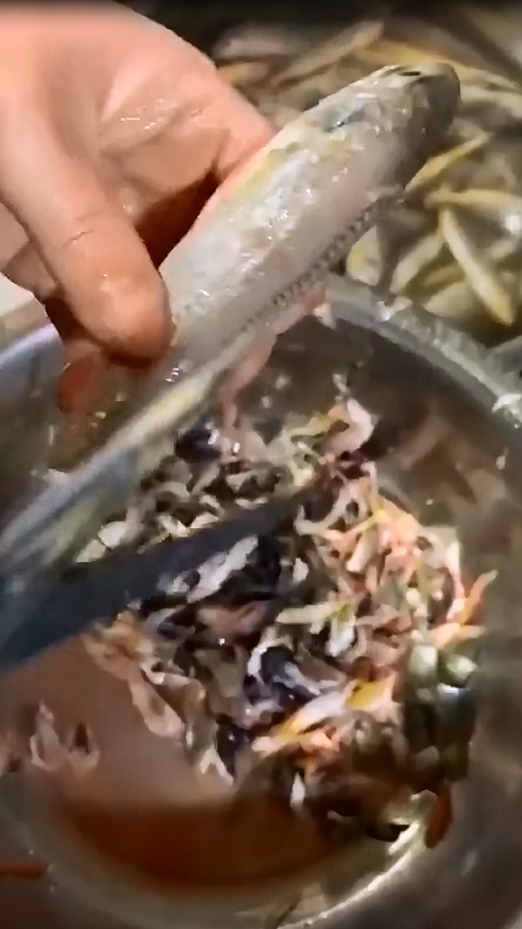 老师傅专业手法处理小黄鱼,这样处理干净快捷,吃起来又特别方便