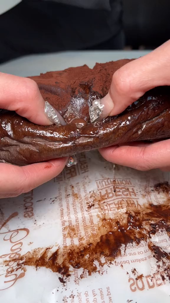 哈尔滨超级豪横的面包店,拿巧克力当自来水一样加