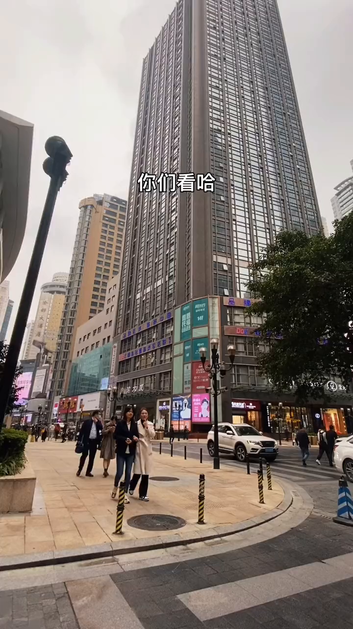 在富豪满街走的解放碑,楞大一桌高档菜才88