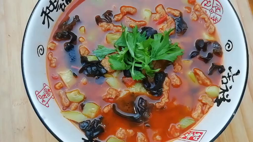 大厨分享酸汤酥肉的家常做法,汤浓肉鲜