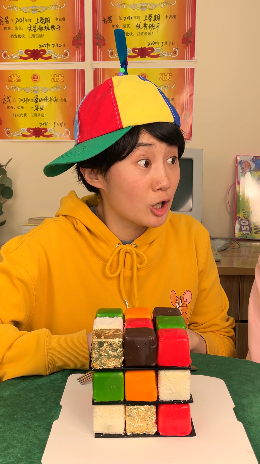 看到最后,阿婆竟然真做出了魔方一样的蛋糕