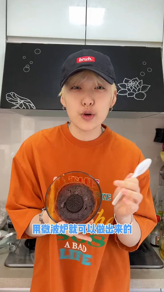 只用微波炉就能做出来的奥利奥小蛋糕!奥利奥和牛奶简直是绝配