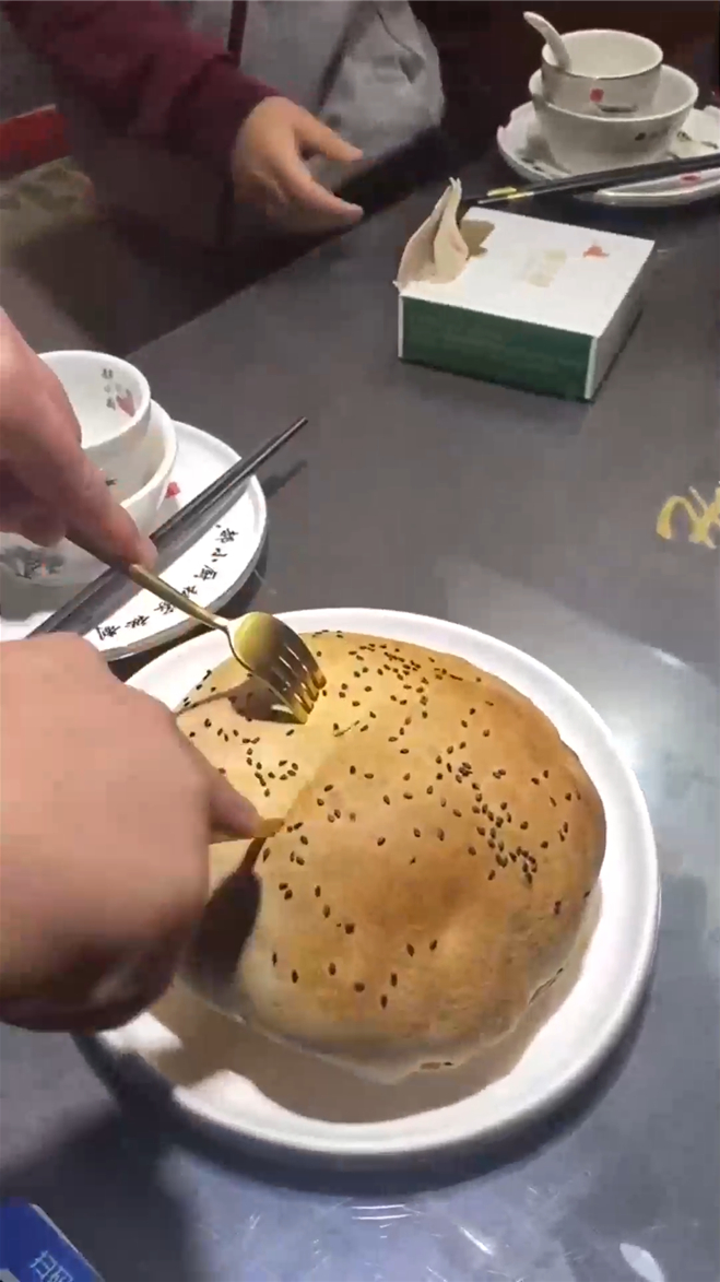 点了一份面包,切开一看,这锡纸不会也是吃的吧?
