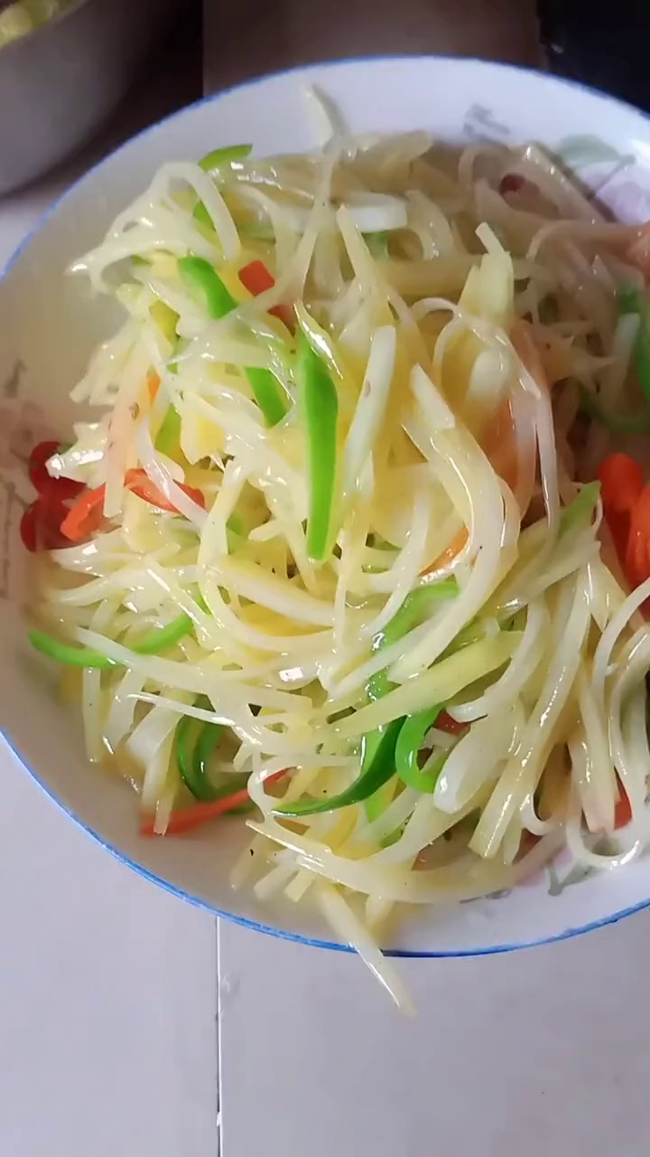 家常饭土豆丝拌面,简单的农家饭。好吃香 懒人快手菜