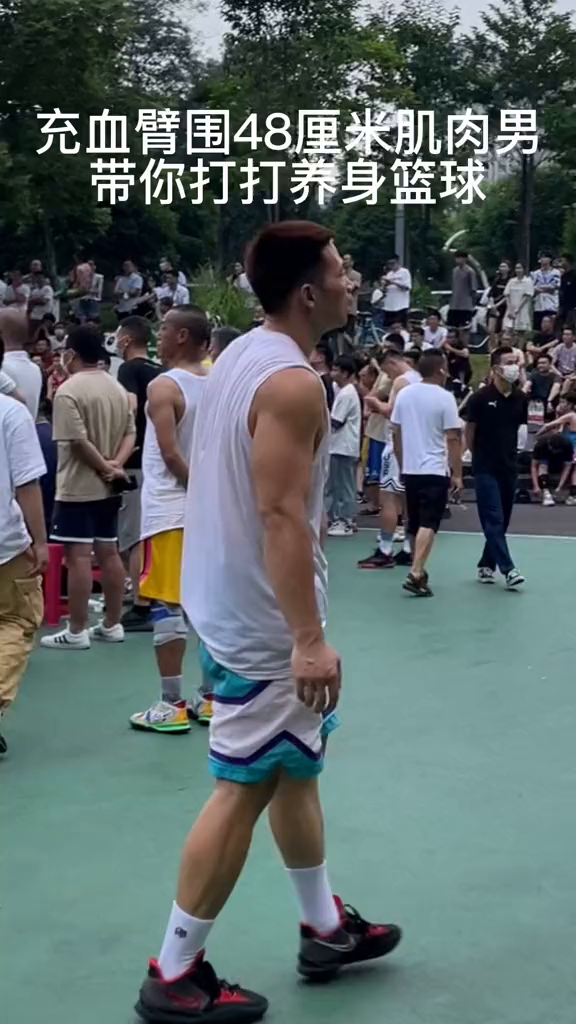 你们想看我的野球场来了篮球篮球男孩的快乐野球场爱篮球爱生活健身大汗淋漓的感觉真好