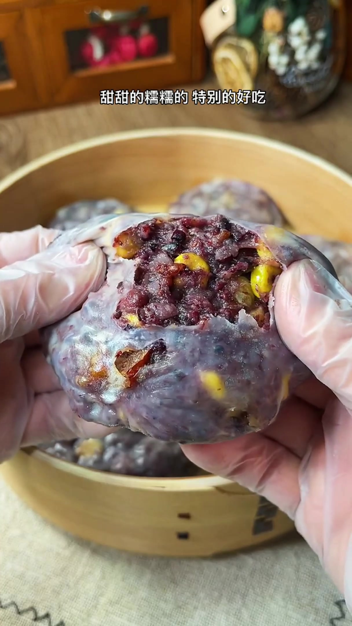 用饺子皮做就能做出皮薄馅多的杂粮粘豆包,营养丰富,好吃不长肉