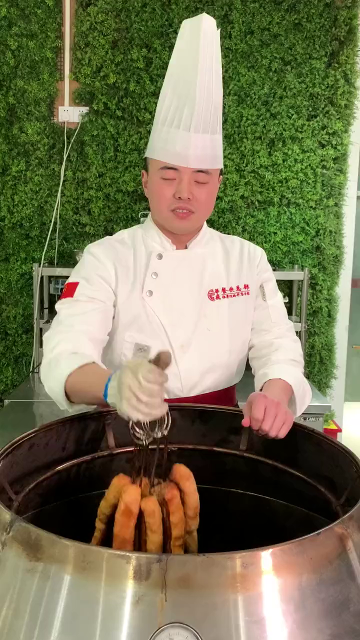 脆皮五花肉腌制配方:糖80克、五香粉35克、孜然粉60克
