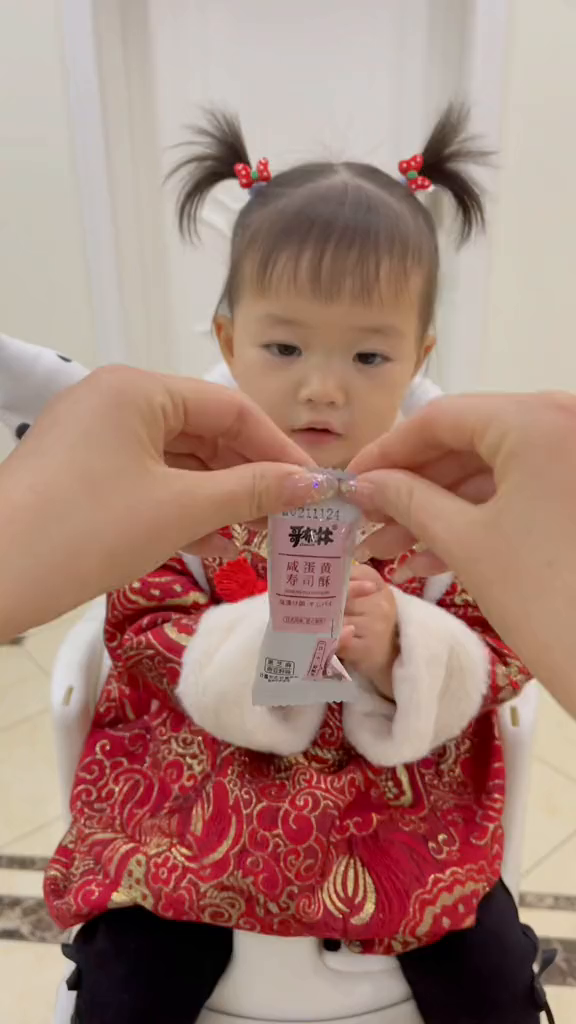 大人小孩都可以吃的蛋黄酥,口感松软香酥,蛋黄纯正