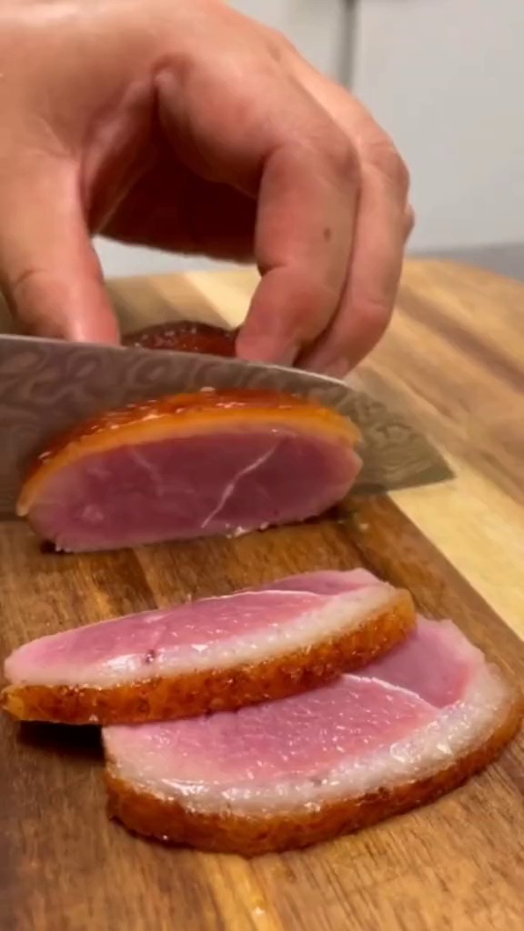 脆皮嫩煎鸭胸肉美丽的粉红色
