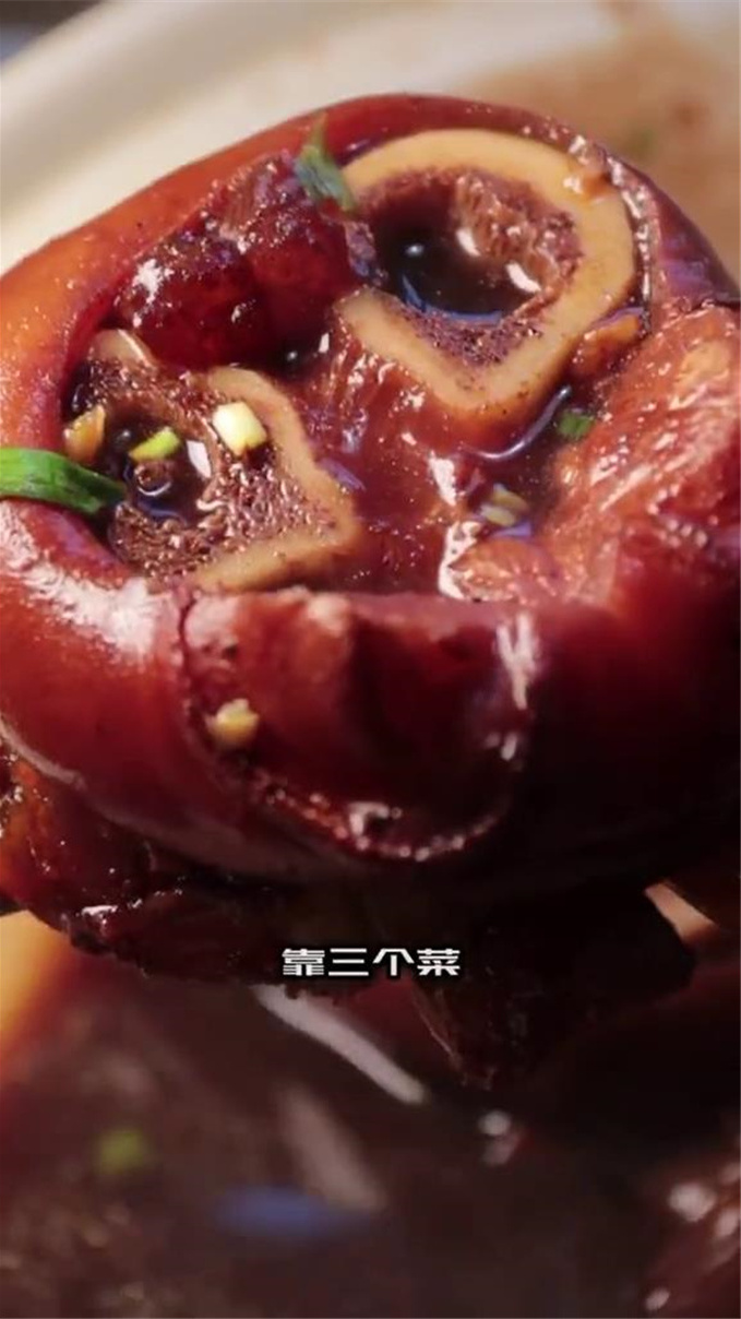 一家靠三个菜行走江湖的特色小店,江湖斗牛鸡光听名字就很霸气,吃完好满足