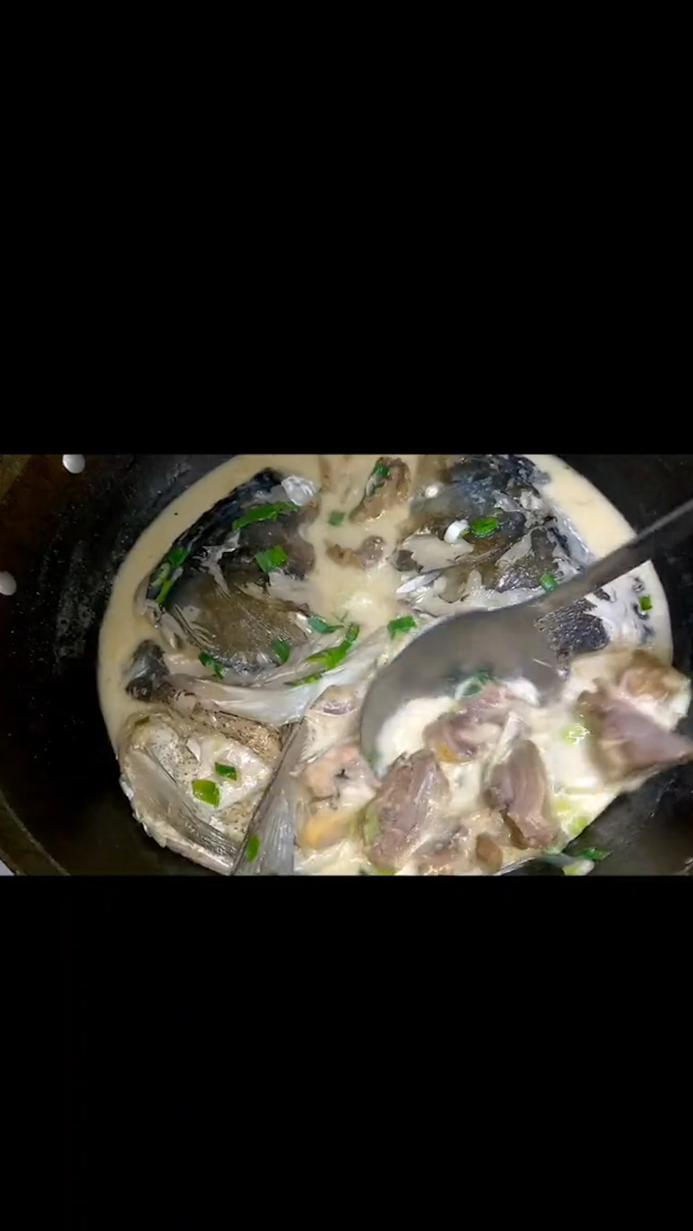 家常咸鸭炖鱼头,家里有咸鸭的试试这个做法,鱼汤中带着咸鸭香