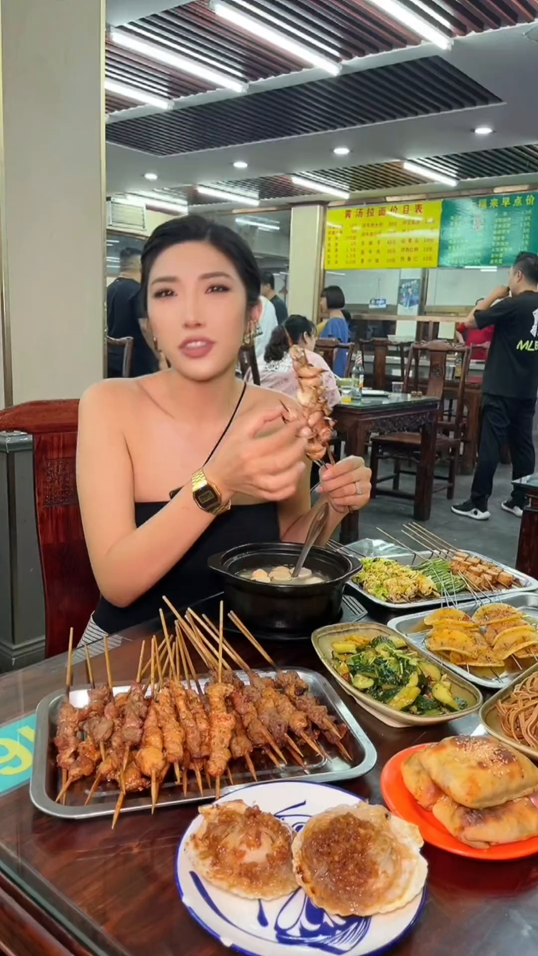 还真很少在烤串的地儿吃到烤蒜和烤包子～