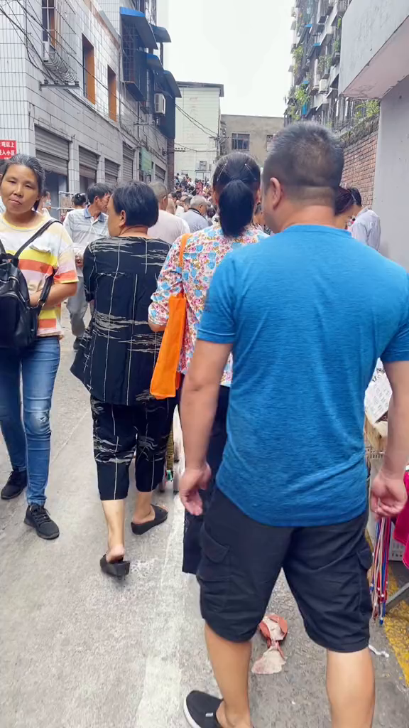 今天去赶场买了几条鲫鱼