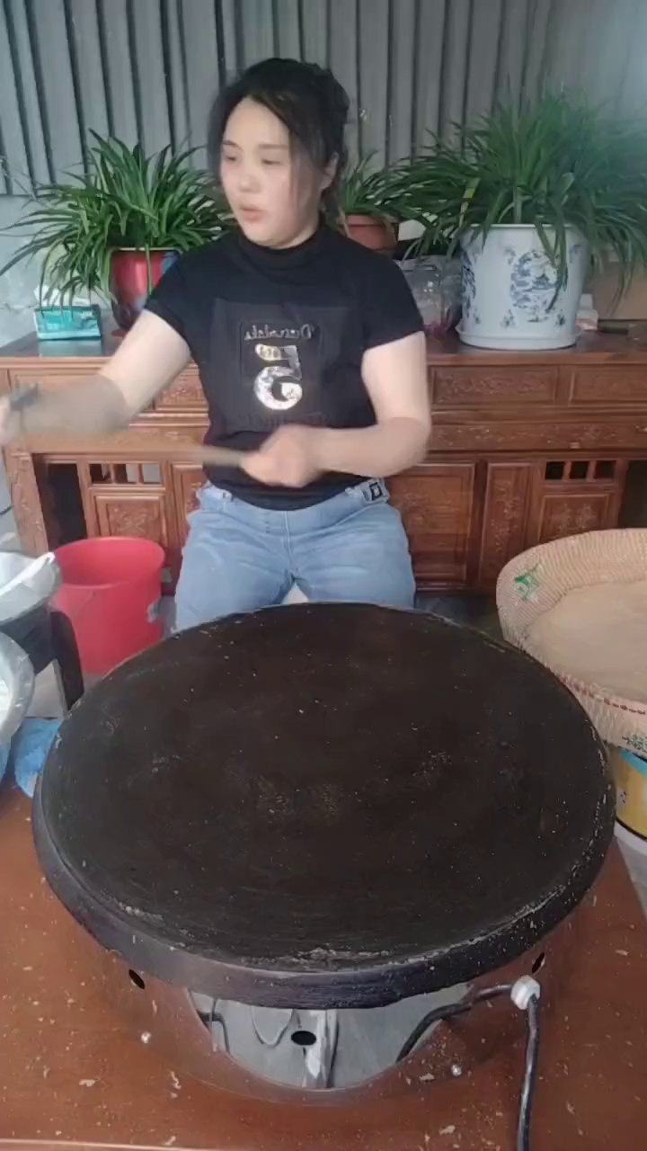 大铁鏊子烙出来煎饼,特别香,还是小时候的味道恒温电鏊子