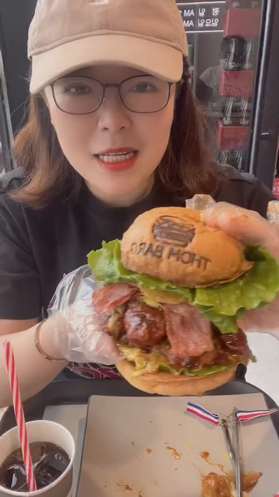 吃货日常巨型汉堡虾堡汉堡韩国生活来吃个韩国当地很有人气
