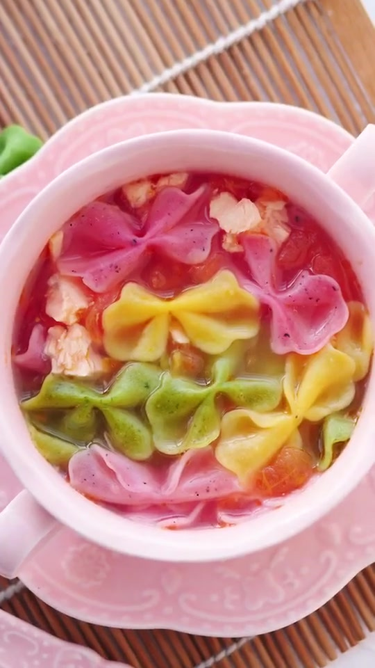 三文鱼蝴蝶面,适合8月宝宝食用,高颜值辅食让宝宝欲大增