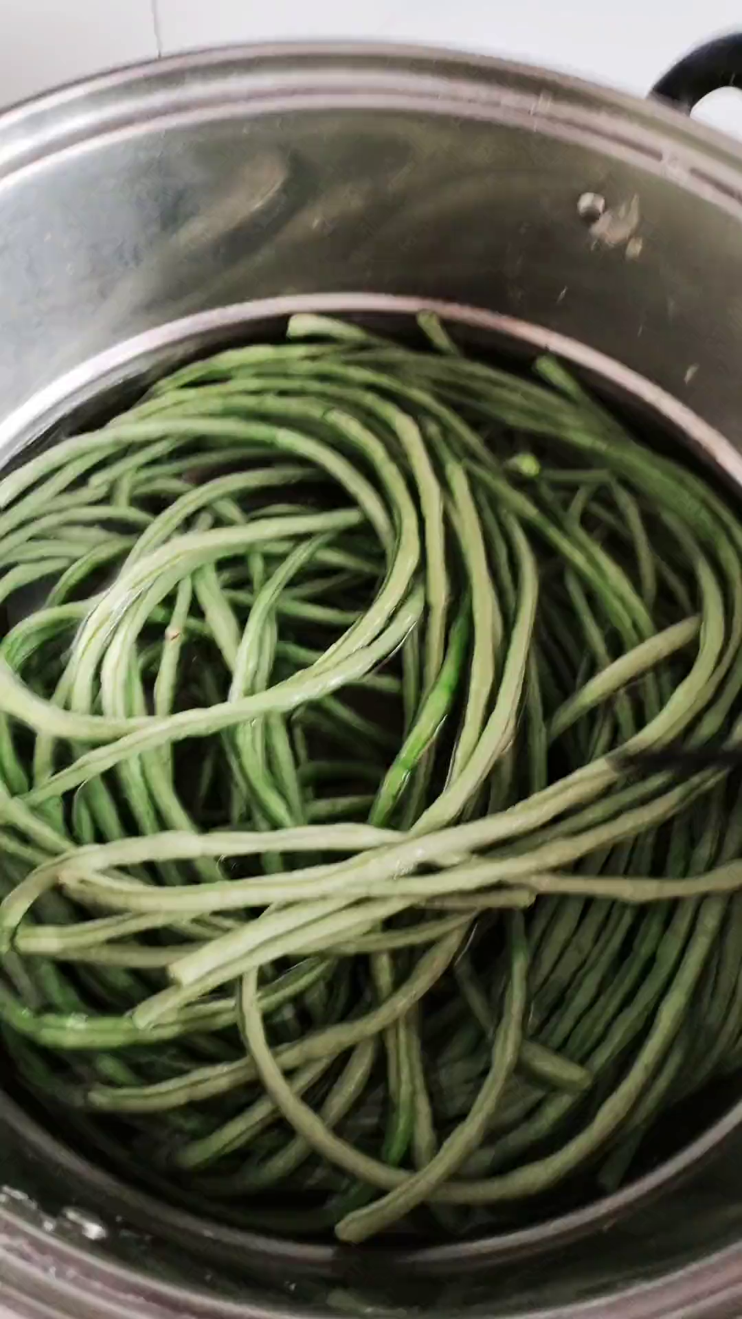 几分钟以后把中间的金金菜铲出来,因为金菜好熟