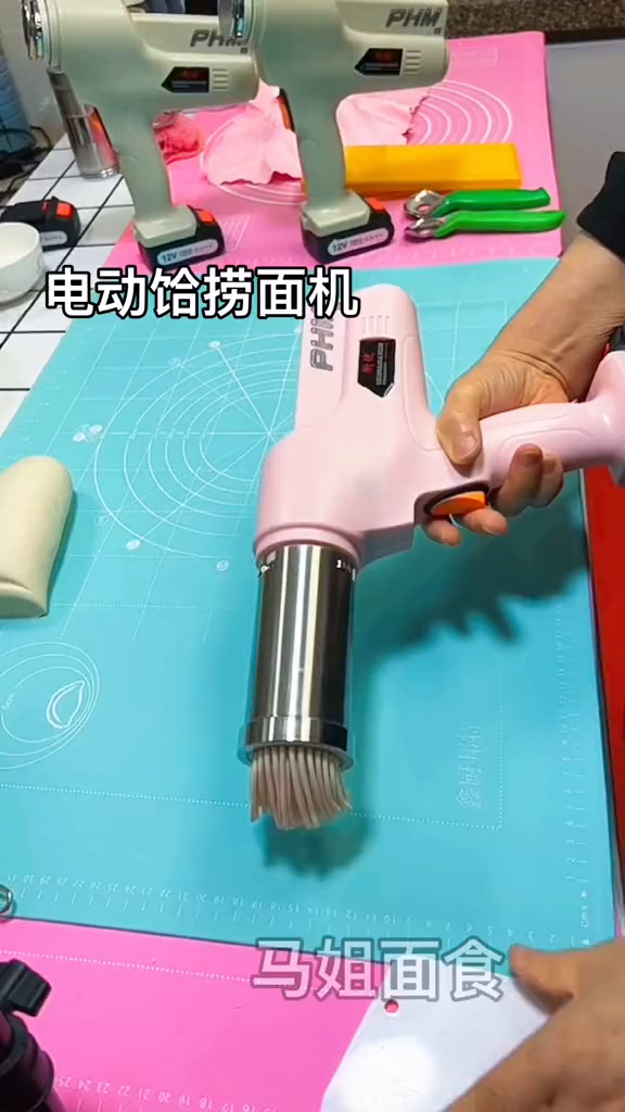 电动饸捞面机压出的面条
