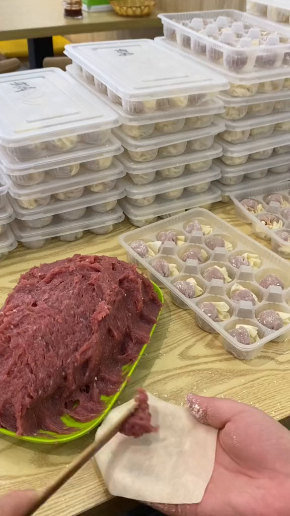 干净的钱不好挣,好挣的钱不干净。馄饨一包,就是四五个小时,哪有什么一寸光阴一寸金,7元一碗