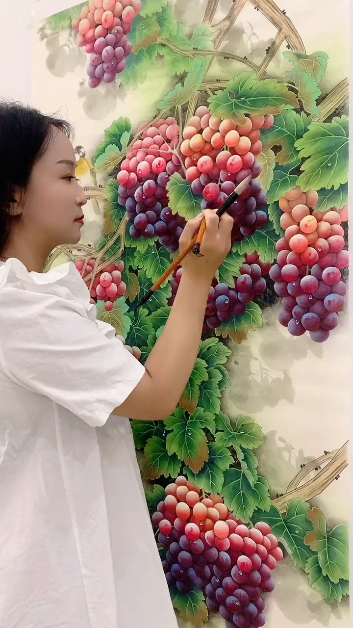 真是一幅有趣的水墨画,一个披着蓑衣的牧童正提着鸡笼编织