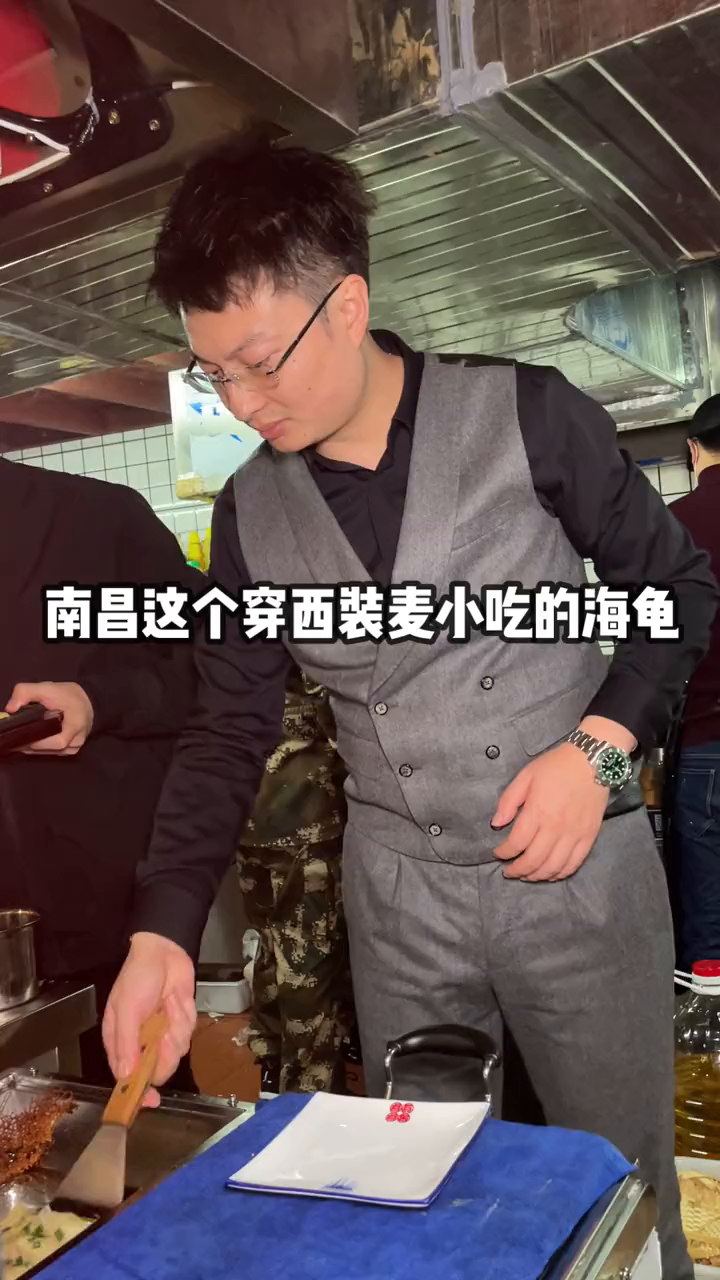 南昌最有仪式感的小吃店老板,每天正装出席