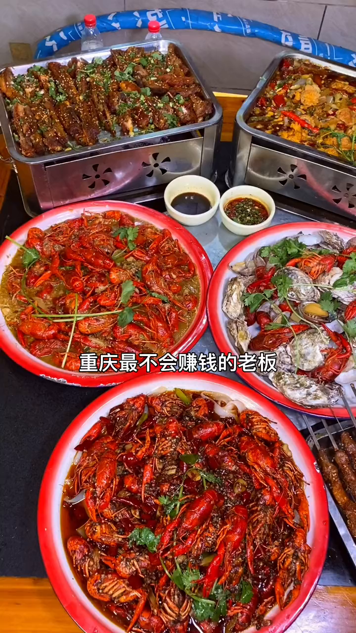 你们吃蒜蓉小龙虾加不加面?真的太满足了又到炫小龙虾的时候了