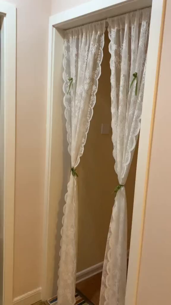 儿童房当时考虑卡通壁纸,后来还是选择了素色