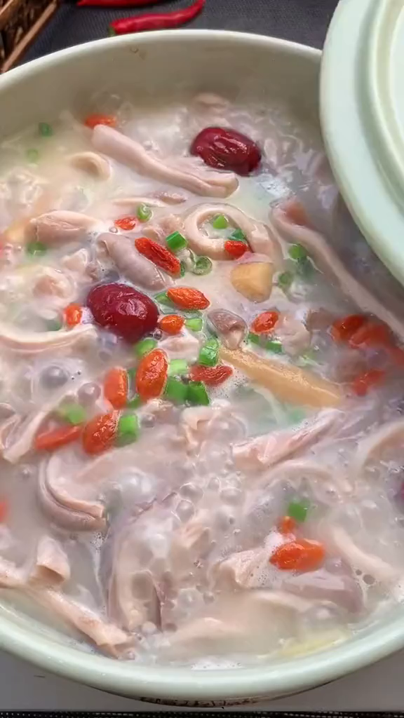 懒人快手菜,莲子猪肚汤