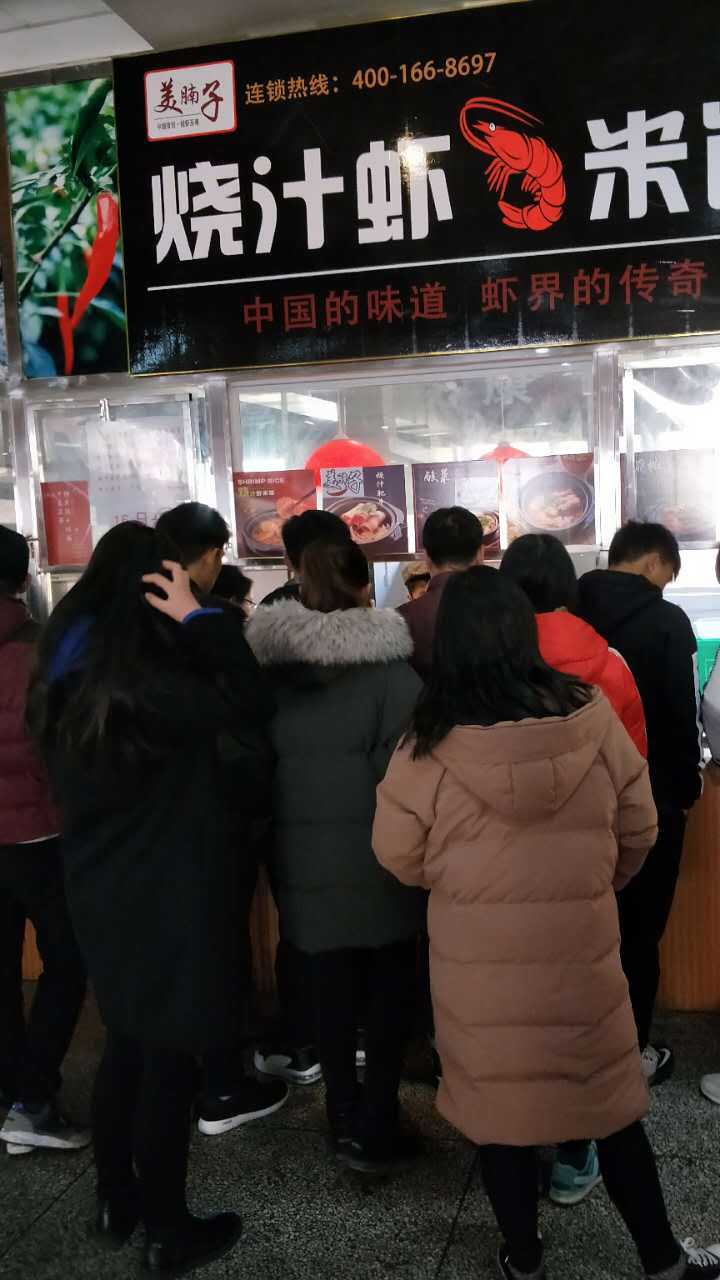 跟小胖去吃虾,火到爆的美腩子烧汁虾,排队1小时才能吃上