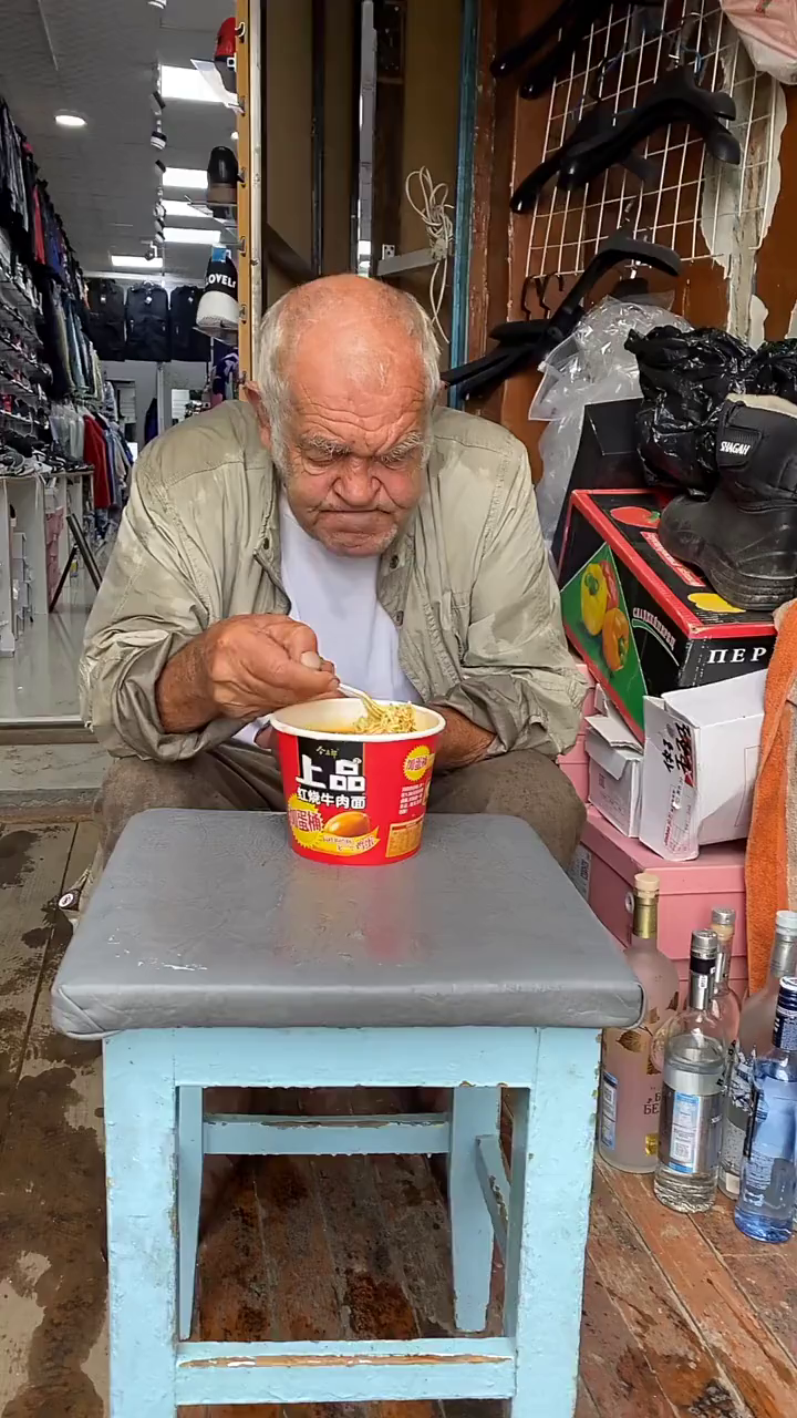 俄罗斯埃及克大叔的午餐是中国方便面