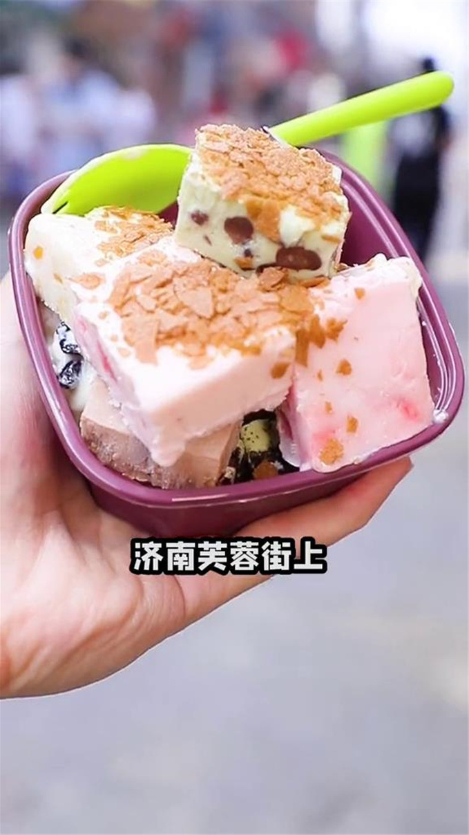 来吃网红厚切炒酸奶,要了一份全家福,满满的坚果,陪着厚厚的酸奶