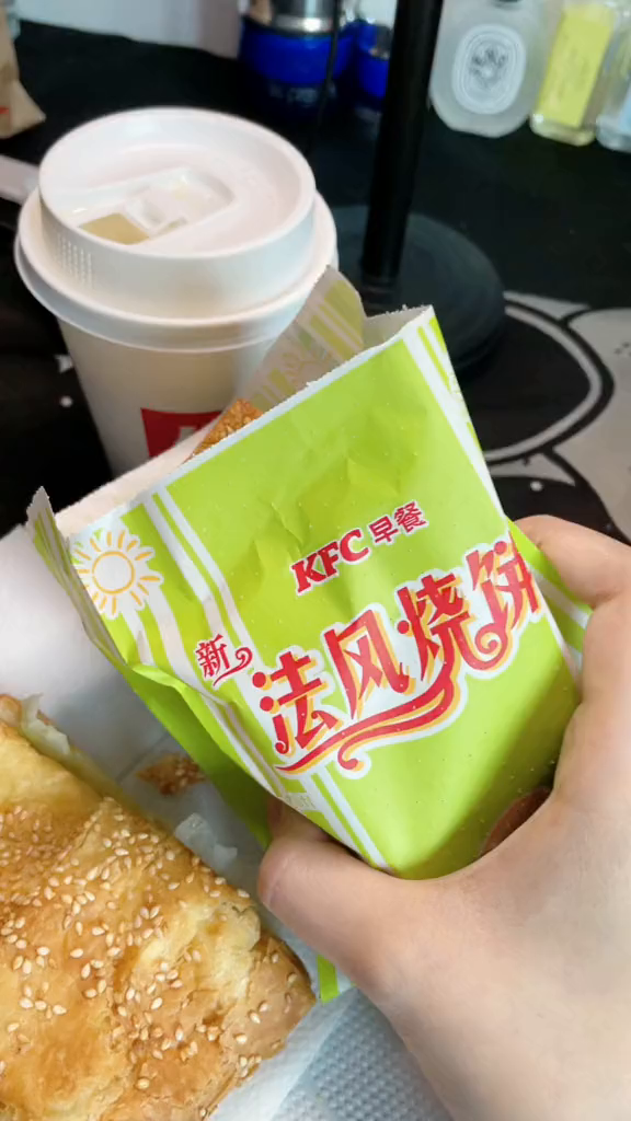 别人都在说肯德基新的肉加肉汉堡只有我!法风烧饼我永远爱你且吃且珍惜呜呜