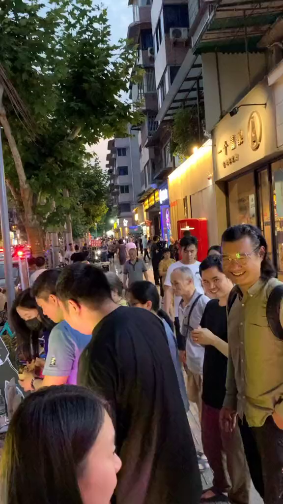 玉林超火的地摊