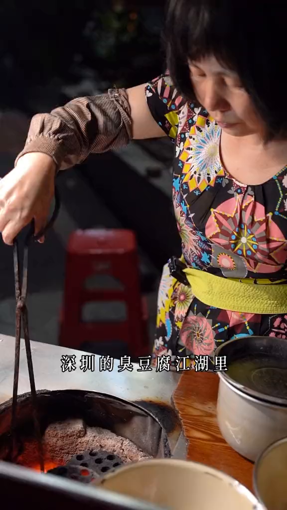 凭一道黑白双色臭豆腐,横扫西丽一条街