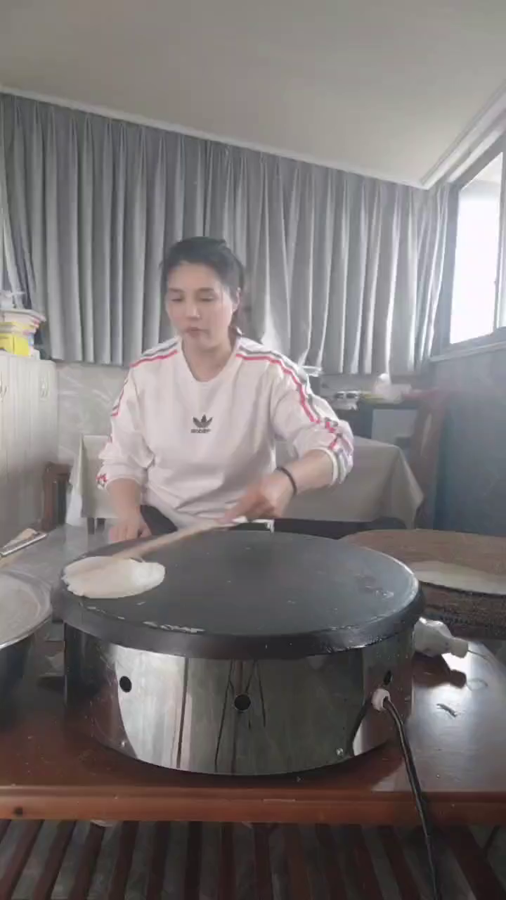 铁鏊子烙煎饼特别香,还是小时候的味道