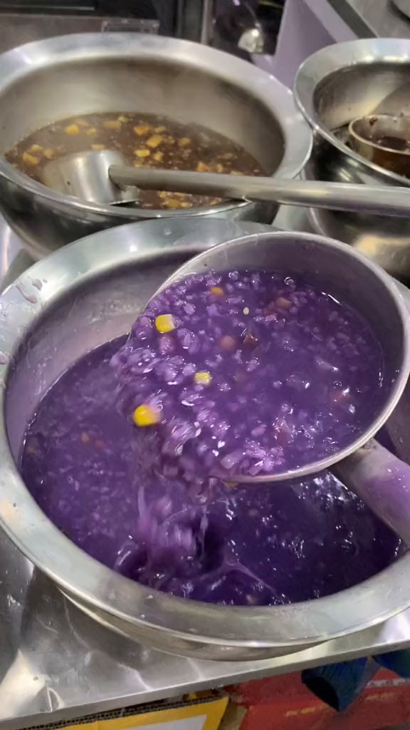 在煮紫薯粥的时候加点白醋或者柠檬